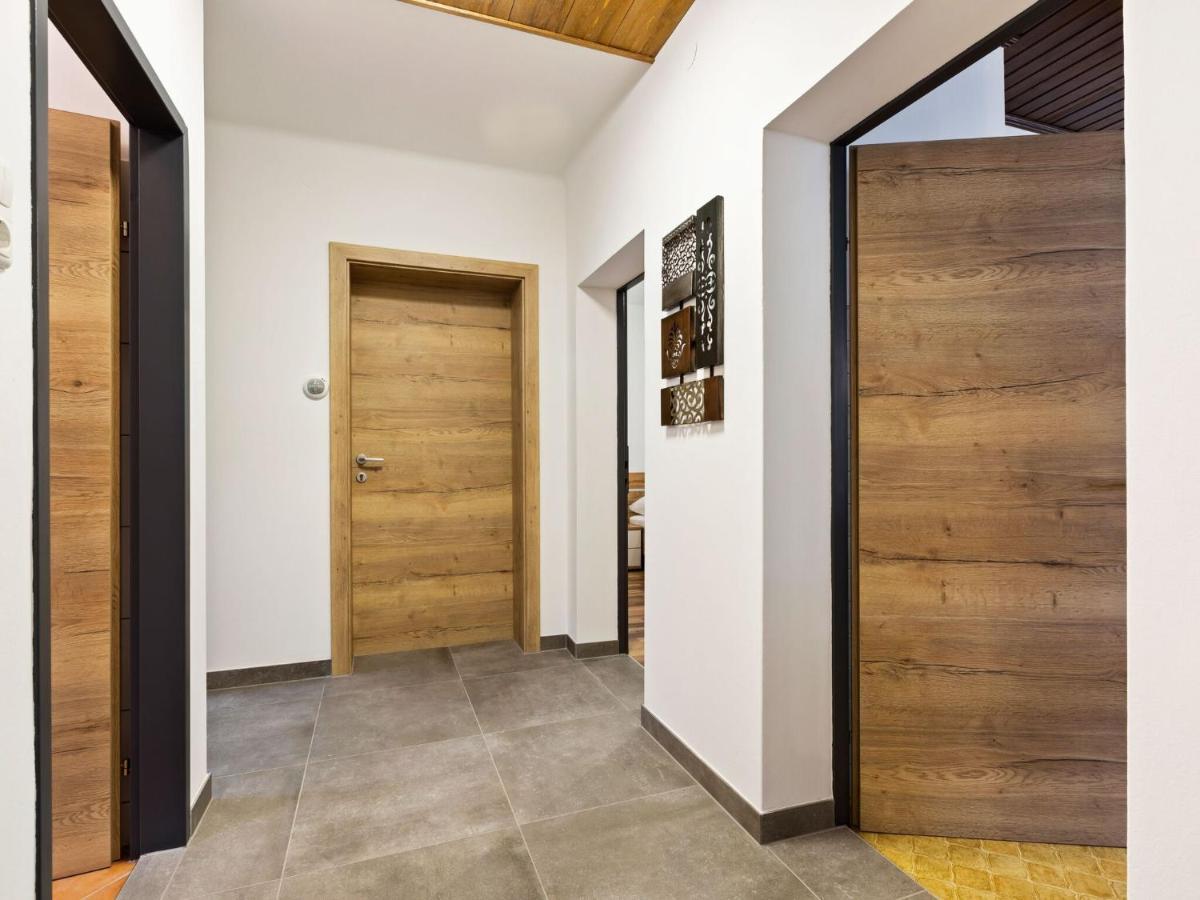 Spacious In With Garden Apartment *